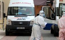 Imagen de profesionales sanitarios con los equipos de protección (EPI)./salvador salas