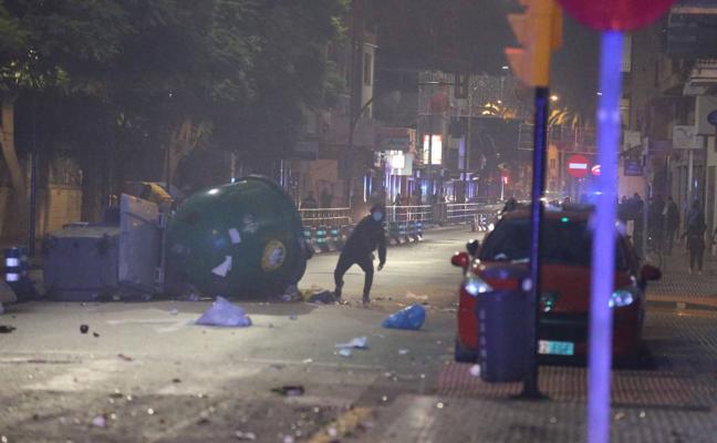 Disturbios y enfrentamientos con la policía en el barrio de Huelin contra el toque de queda