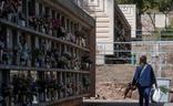 Una mujer se mueve por un solitario cementerio de Málaga, este sábado./Ñito salas