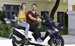 El actor Dani Muriel y su mujer Candela Serrat junto al scooter deportivo de 125cc de Peugeot, el Pulsion/