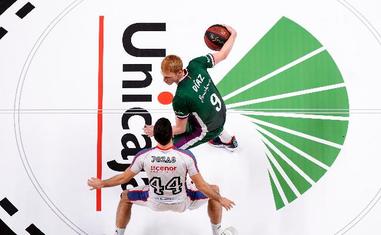 Pepe Pozas defiende a Alberto Díaz durante un encuentro entre el Unicaja y el Obradoiro en Málaga./ACB FOTOS