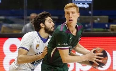 Pozas trata de robarle el balón a Alberto Díaz durante el encuentro jugado en el Palacio de los Deportes./ÑITO SALAS