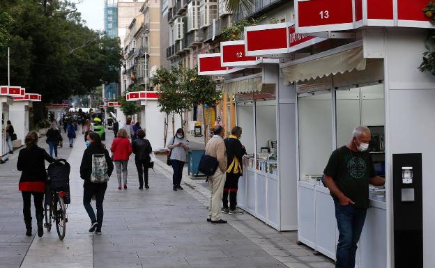 La Feria del Libro Malagueño comenzó ayer en la Alameda Principal. /ñito salas