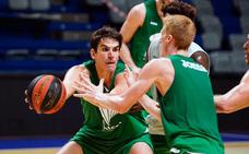 Carlos Suárez trata de pasarle el balón a Díaz durante un entrenamiento./UNICAJA B. FOTOPRESS