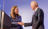 Biden saluda a Michele Flournoy en un acto celebrado en junio de 2016./Erin Scott/Center for a New American Security