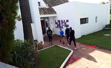 Asistentes a la fiesta, este lunes en la villa donde se celebró/josele