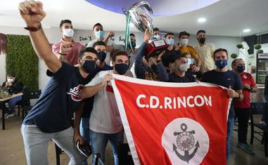 Integrandes del C.D. Rincón siguió el sorteo por televisión./SALVADOR SALAS