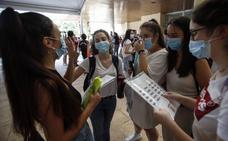 Un grupo de jóvenes, durante un descanso entre exámenes en la selectividad de este pasado julio./ÑITO SALAS