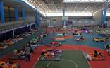 Numerosas personas desalojadas pasaron la noche en albergues y polideportivos en Cartagena de Indias./EFE