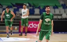 Darío Brizuela bromea con sus compañeros en un entrenamiento tras anotar un triple./UNICAJA B FOTOPRESS