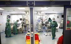 Médicos y enfermeras atienden a dos pacientes en la UCI de la Clínica Universidad de Navarra./Efe