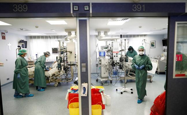 Médicos y enfermeras atienden a dos pacientes en la UCI de la Clínica Universidad de Navarra./Efe