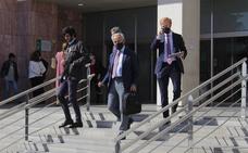 La defensa de Al-Thani, a la salida de la Ciudad de la Justicia de Málaga./B. G.