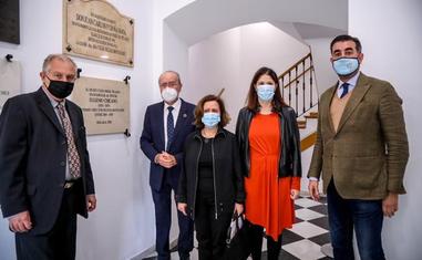 José María Luna, Francisco de la Torre, Mariluz Reguero, Noelia Losada y Eugenio Chicano Carnevalli, junto a la placa conmemorativa./SUR