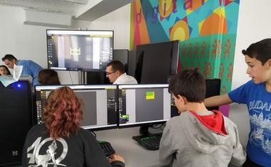 Los estudiantes de FP y Primaria, en pleno proceso de creación del videojuego./SUR