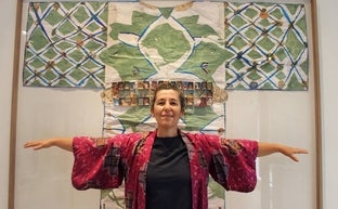 María Bueno posa ante su pieza oriental 'Kimono para dos', obra principal de la muestra./francisco hinojosa