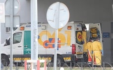 Una ambulancia del 061, en las urgencias del Clínico./SALVADOR SALAS