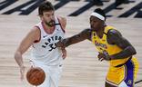 Marc Gasol, ante Dwight Howard, en un Lakers-Raptors./Ashley Landis-USA TODAY Sport