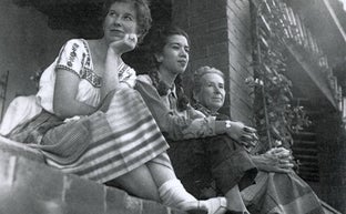Isabel Oyarzábal, con su hija Marisa y su nuera Graciela, en su exilio mexicano./