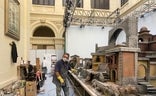 Fernando Wilson repasa de pintura uno de los edificios del belén./P. R. Q