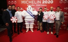 Los estrellas Michelin malagueños, el pasado año, tras la gala de la guía celebrada en Sevilla./RAÚL DOBLADO