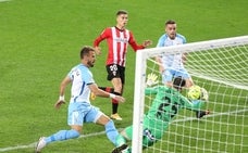 Orlando Sá e Ismael buscan la meta contraria mientras que Dani Giménez se hace con el balón./SALVADOR SALAS