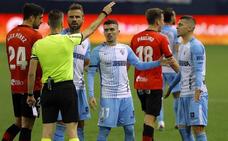 A la izquierda, Rahmani pide explicaciones al árbitro por su expulsión ante el Logroñés./MCF