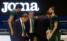 El entrenador del Unicaja, Luis Casimiro, cabizbajo en el partido de este martes./Ñito Salas
