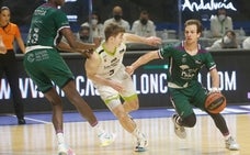 Ferrari, conduciendo ante Samar en su debut con el Unicaja./Ñito Salas