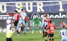 Escassi intenta alcanzar el balón en una jugada del último partido del Málaga, contra el Logroñés./SALVADOR SALAS