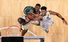 Nzosa trata de hacerse con un rebote durante el encuentro ante el Urbas Fuenlabrada./ACB FOTOS