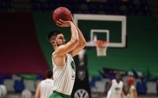 Axel Bouteille lanza a canasta en un entrenamiento del Unicaja en el Palacio de los Deportes./UNICAJA B. FOTOPRESS