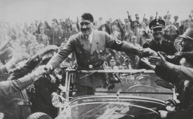 Adolf Hitler, aclamado por sus tropas en un acto multitudianario. /R.C.