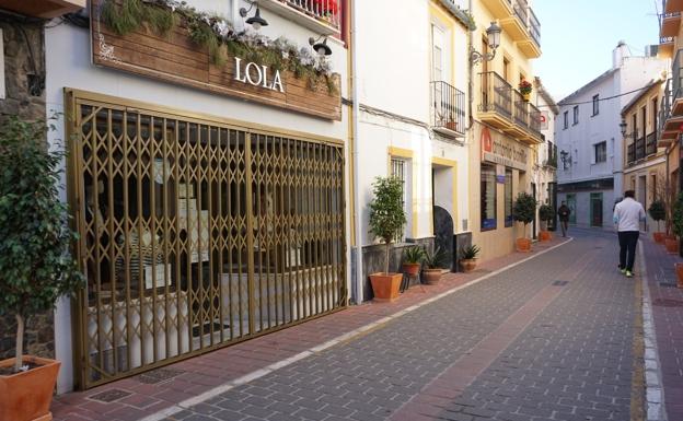 ¿Cuáles son las actividades esenciales que no tienen que cerrar por encima de una tasa de 1000 en Andalucía?