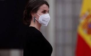 Una marca malagueña firma los originales pendientes con forma de cordones deportivos de la reina Letizia en los Premios Nacionales del Deporte