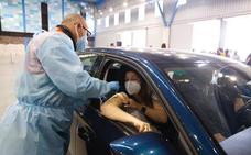 Comienza la vacunación masiva de profesores en Málaga: en el Palacio de Ferias y sin salir del coche