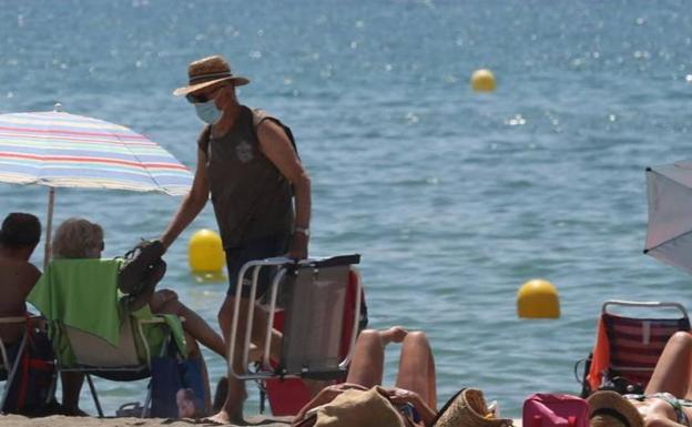 Ropa cohete Puede ser calculado Sanidad estudia modificar la obligación de llevar mascarillas en playas y  piscinas | Diario Sur