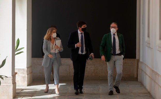 La Junta de Andalucía introduce una nueva ley para simplificar el urbanismo y dinamizar el sector 2 La consejera de Ordenación del Territorio, Marifran Carazo, junto al vicepresidente Juan Marín y el consejero de la Presidencia, Elías Bendodo./ep