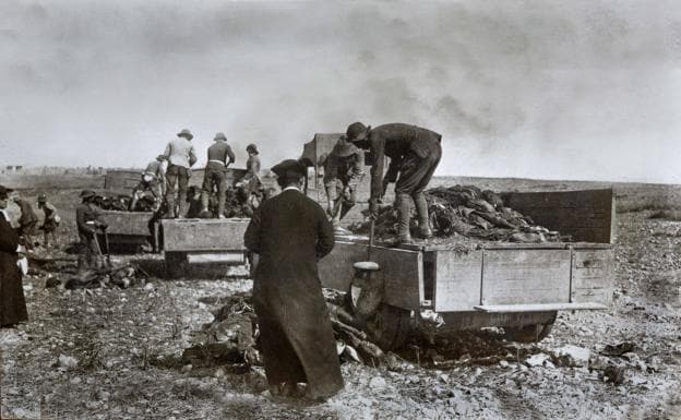 Recogida de cadáveres en la guerra de África./