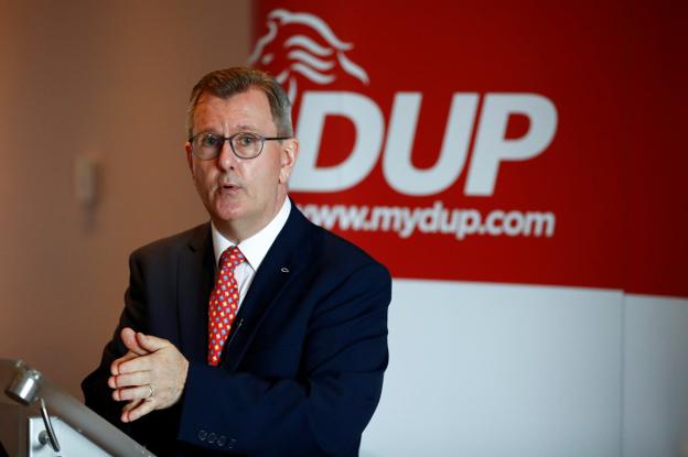 El norte de Irlanda: Jeffrey Donaldson advierte que el DUP podría colapsar Stormont
