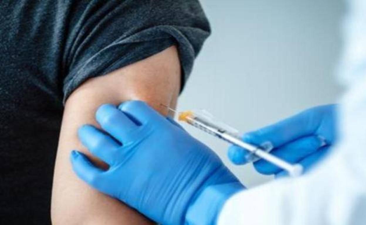 El 86% de la población objetivo andaluza recibió una dosis de la vacuna