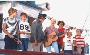 La conocida escena en la que Julia canta el 'No nos moverán' junto a Chanquete y el resto de la pandilla de 'Verano azul'./R. C.