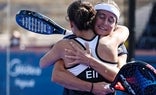 Carolina Navarro se abraza con Eli Amatriain./WPT
