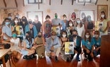 Los organizadores del proyecto 'Por los niños de Málaga', con el cartel de la campaña.// SUR