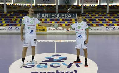 Una familia de Asobal. Chispi y Alex, padre e hijo, coinciden en la máxima competición española de balonmano./a. j. g.