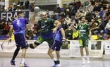 Baena lanza a portería en el encuentro ante el Benidorm./A. J GUERRERO