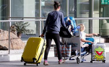Turistas llegan al aeropuerto de Málaga./salvador salas
