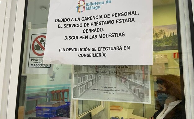 Sign at the access to the library advising of the suspension of loans. 