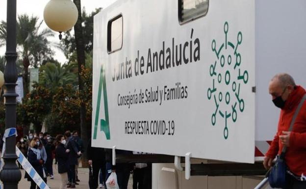 Andalucía recorta su tasa a 136,2, suma 434 contagios y un muerto