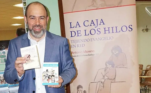Antonio Moreno Ruiz, junto a los dos libros que presentó. /marcos álvarez